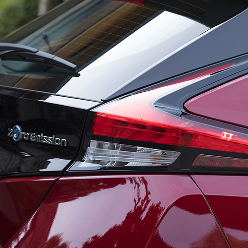 Nissan LEAF 2018 - side end view